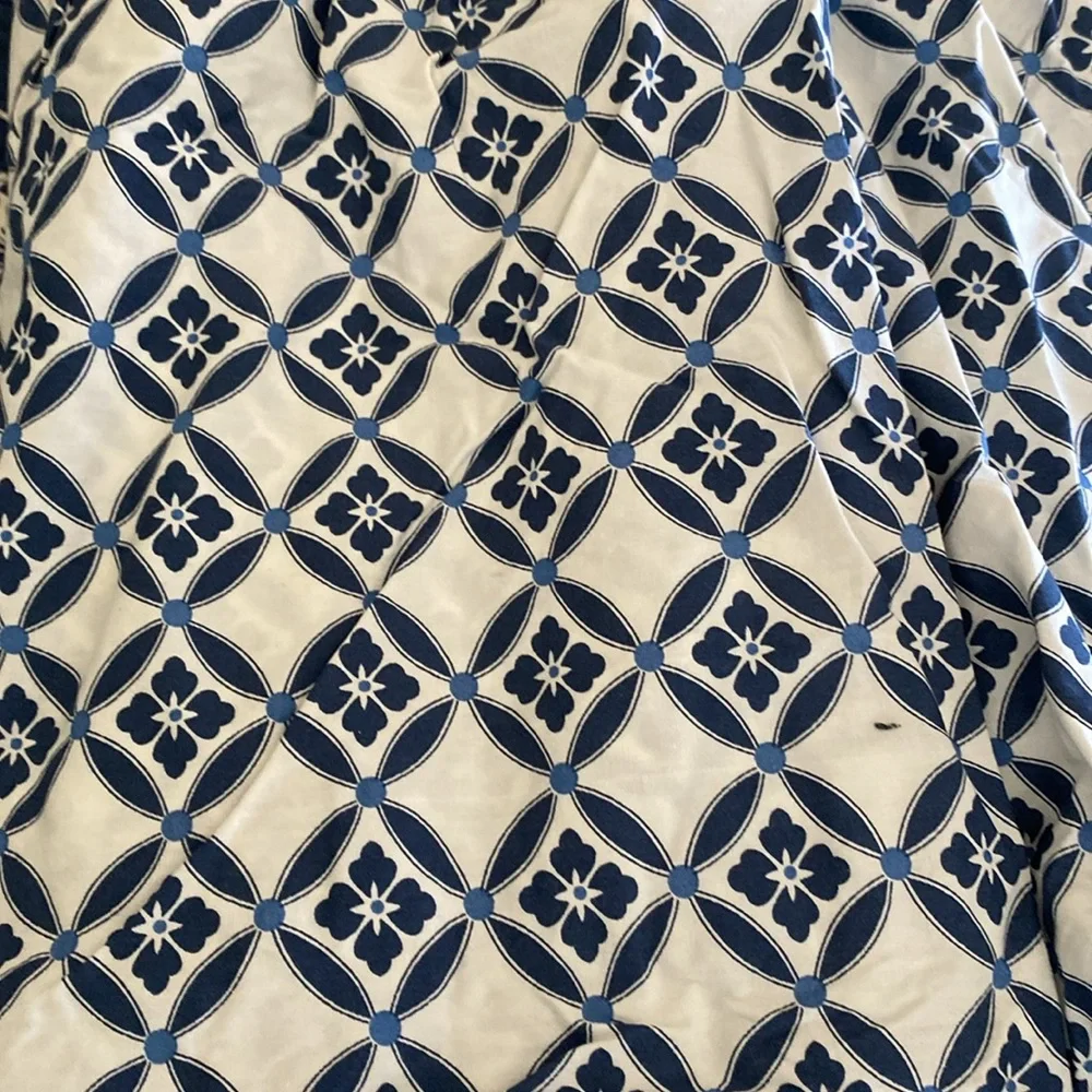 In excellent condition 2 sided quilt and dust ruffle size queen bed cover.